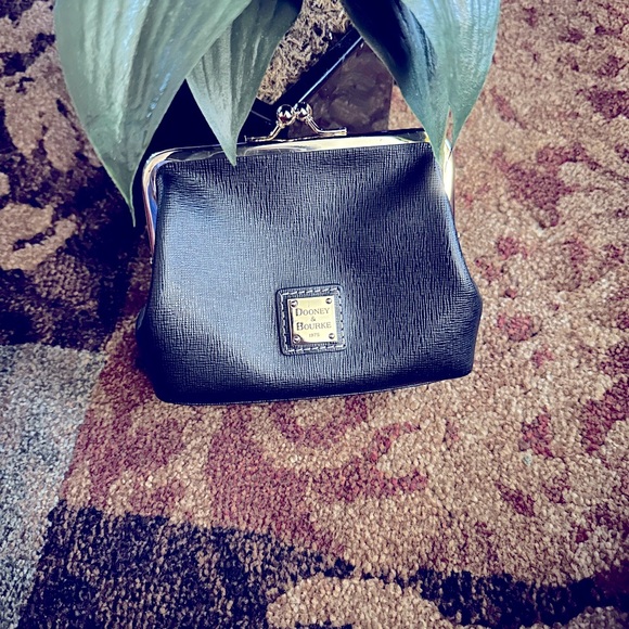 Dooney & Bourke small wallet - Picture 1 of 4